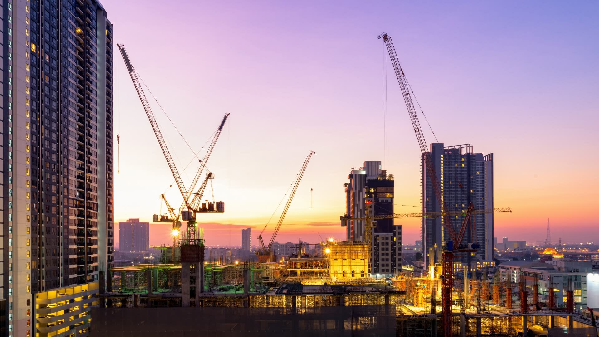 A cityline with cranes and skyscrapers