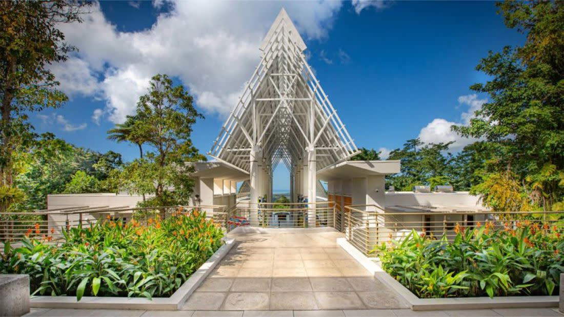 exterior deck of "El centro de visitantes El Portal" del Bosque Nacional El Yunque de Puerto Rico